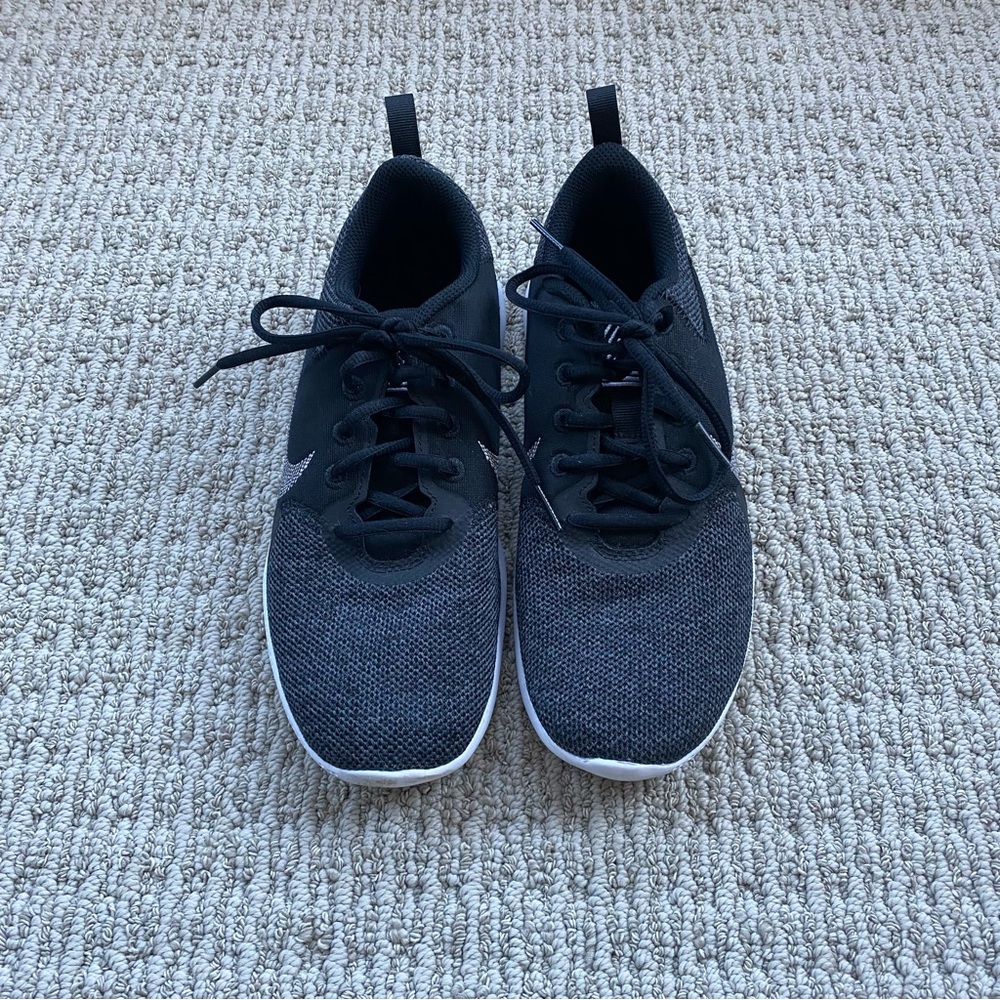 Black Nike flex experience run 10 tennis shoes - women’s running shoes size 8